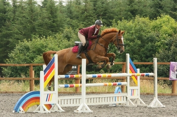  Samantha Wiseman wins the Nupafeed Supplements Senior Discovery Second Round at  Cabin Equestrian Riding Club